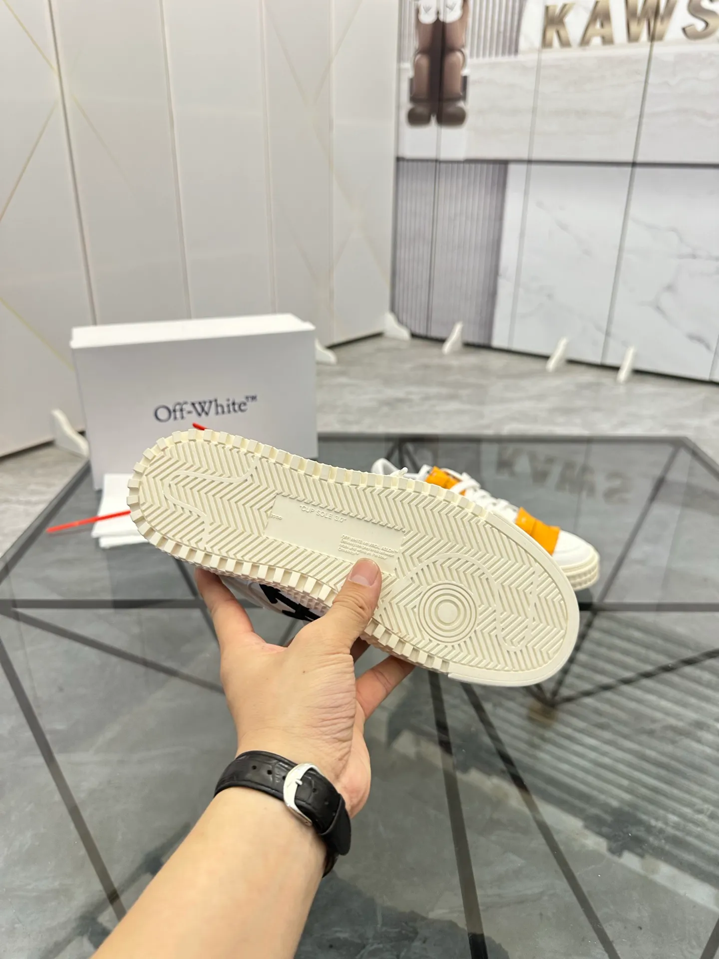 Selling men's shoes 💰: 💰P500¥ High-end top quality Product trademark: OFF WHITE *"OFF WHITE*" low-top casual shoes Regular size: 35-45 (can be customized to 46) Couple style Product materials: Upper imported first-layer cowhide stitched with original fabric, genuine leather lining, original outsole. No.: H203